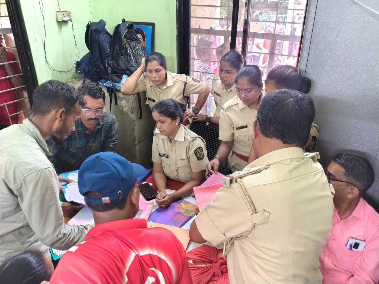 लाल बावट्याच्या बिऱ  आंदोलनाला यश. वनपट्टे निकाली काढल्याने मध्ये रात्री आंदोलन स्थगित