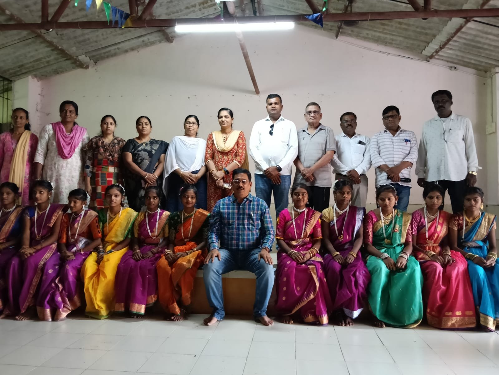 जागर सावित्रीचा' कार्यक्रमांतरगत ग्रंथालयास कै. सुरेश भगवान गावडे यांच्या समानार्थ पुस्तक भेट समारंभ