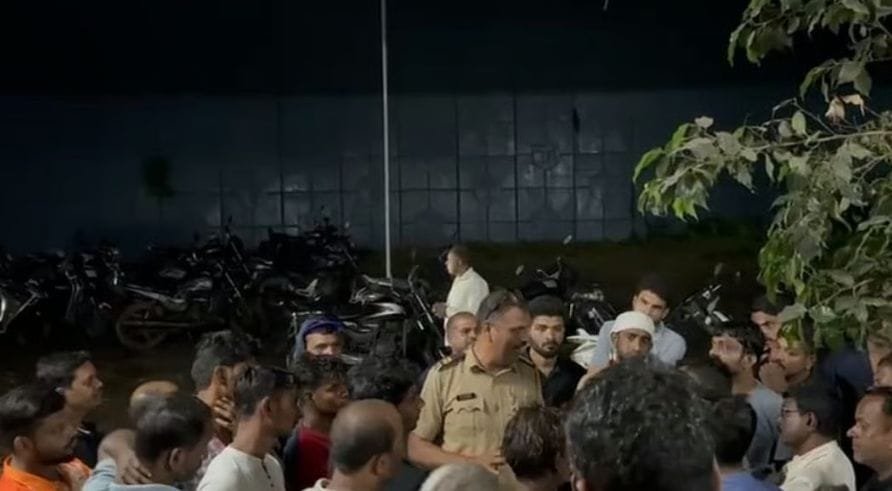 टायर फुटून कामगाराचा जागीच मृत्यू.